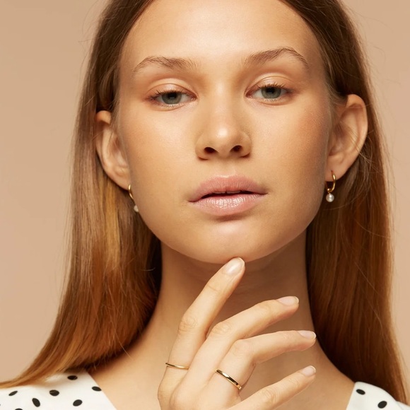 Linjer Pearl Huggie Earrings Silver-Kirsten - Picture 5 of 5